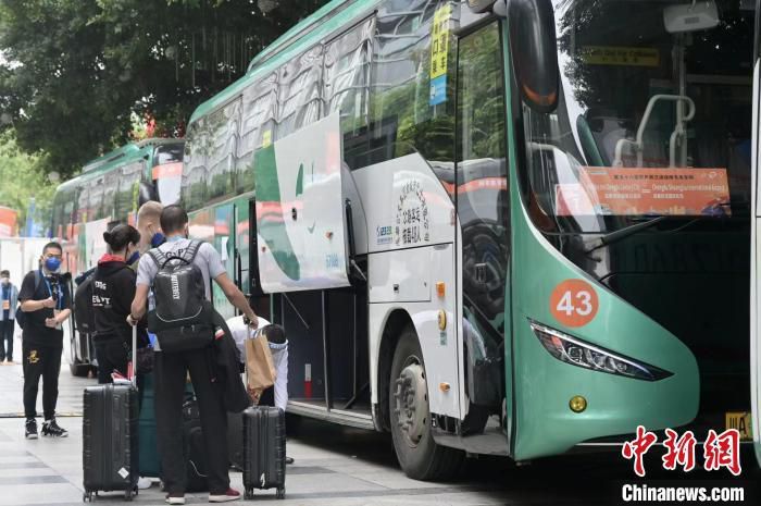 达米安（亚历克斯·以特尔 饰）是个虔敬的教徒，他与哥哥安东尼及父亲一路糊口。                                      　　一天，达米何在本身的奥秘基地边捡到一个袋子，里面居然装着20多万的英磅，眼看英磅就要同一被换成欧元了。兄弟俩在不告知父亲的环境下，要把这些钱处置失落。